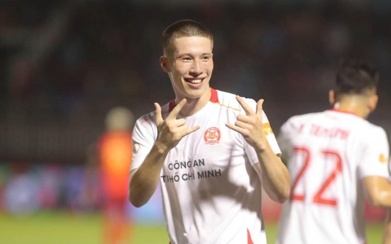 CHÍNH THỨC: Việt kiều Anh 1m90 đi vào lịch sử bóng đá Việt Nam