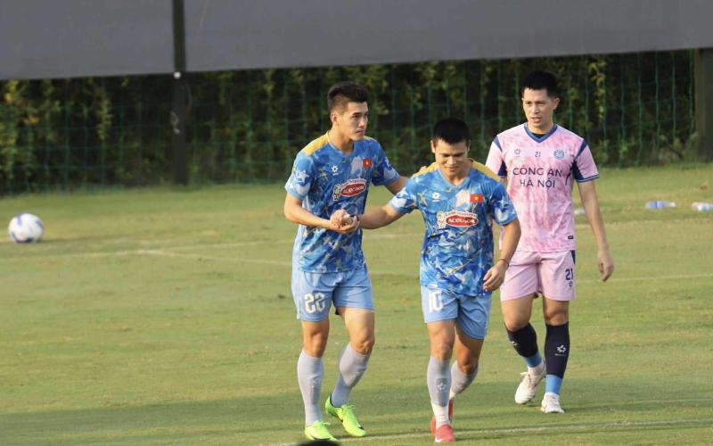 Trực tiếp ĐT Việt Nam 1-0 CAHN: Tiến Linh lập công