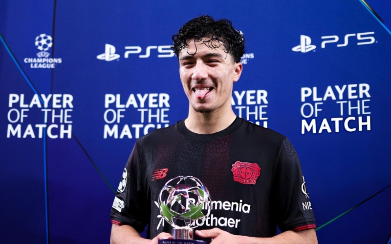 Sao Việt kiều đắt giá nhất lịch sử nhận giải thưởng cực danh giá