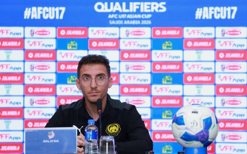 HLV Malaysia thốt lên khi thua 0-4: 'Việt Nam quá mạnh'