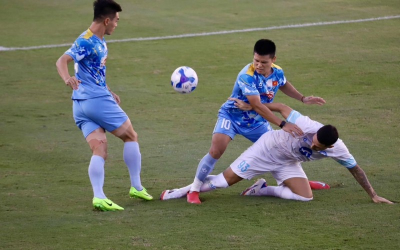 Ngoại binh liên tiếp nổ súng, Nam Định thắng đậm 4-0 ĐT Việt Nam