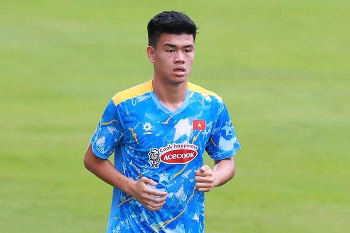 Trung vệ 1m95 sáng cửa đá chính ở SEA Games 33