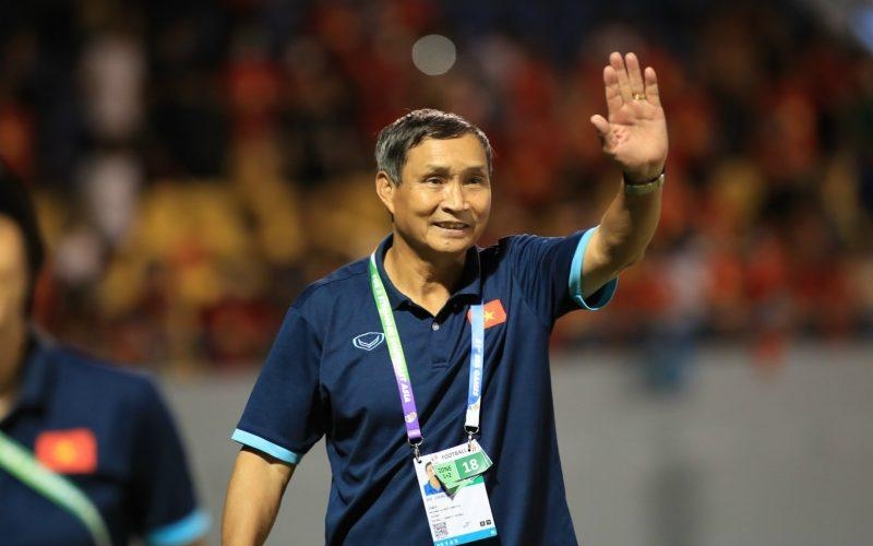 HLV Mai Đức Chung: 'Phần thắng thuộc về các con, thua bác sẽ nhận cho'