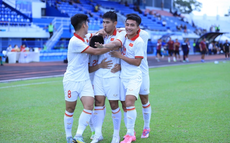 VIDEO: Vua phá lưới của U23 Việt Nam trải lòng khi về nước