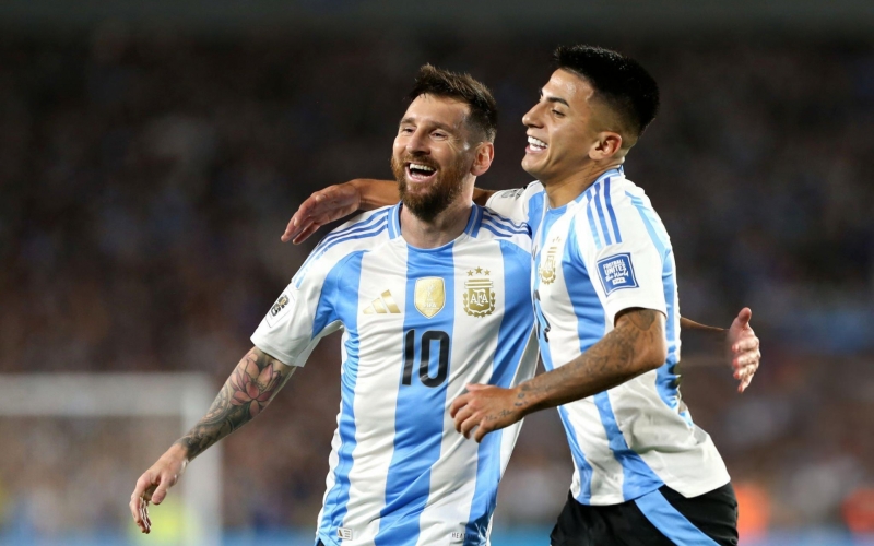 Mất top 1, Messi cùng Argentina vẫn lập kỷ lục FIFA