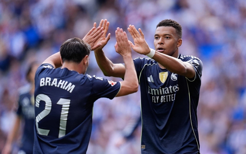 Mbappe tỏa sáng, Real đánh bại Sociedad với 10 người
