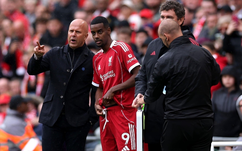 HLV Liverpool nói rõ khả năng Isak ra sân trước Palace