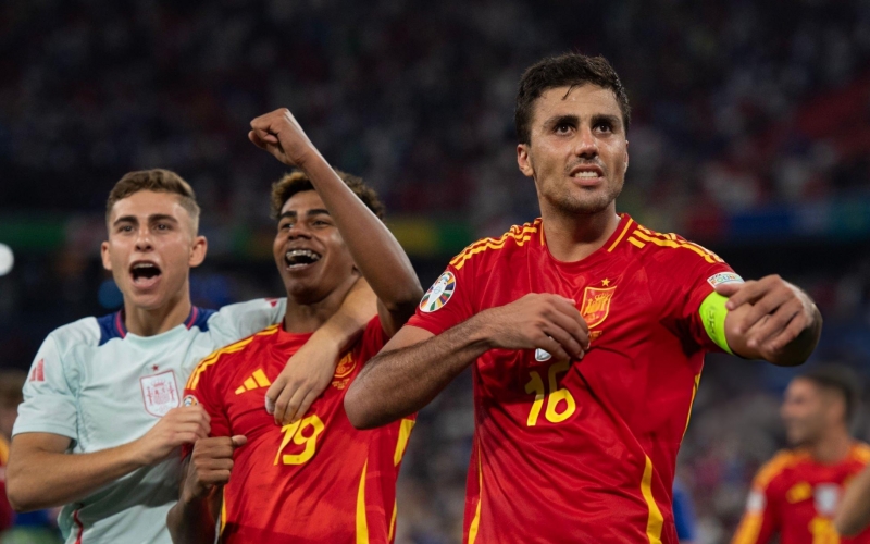 Yamal trở lại tuyển Tây Ban Nha, Rodri bị loại