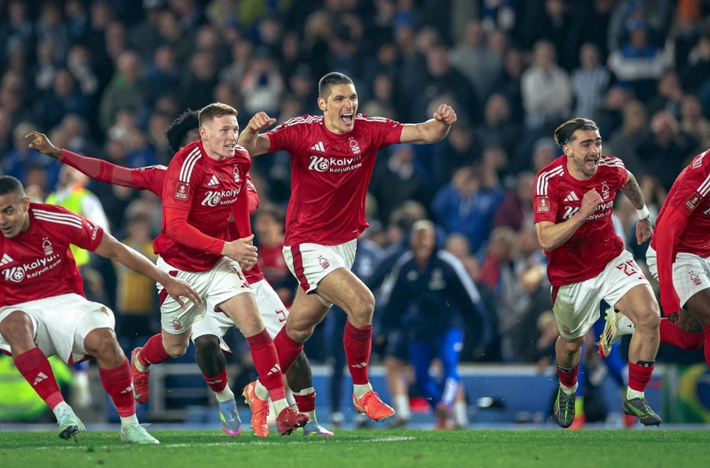 Nottingham Forest lập kỳ tích tại bóng đá Anh