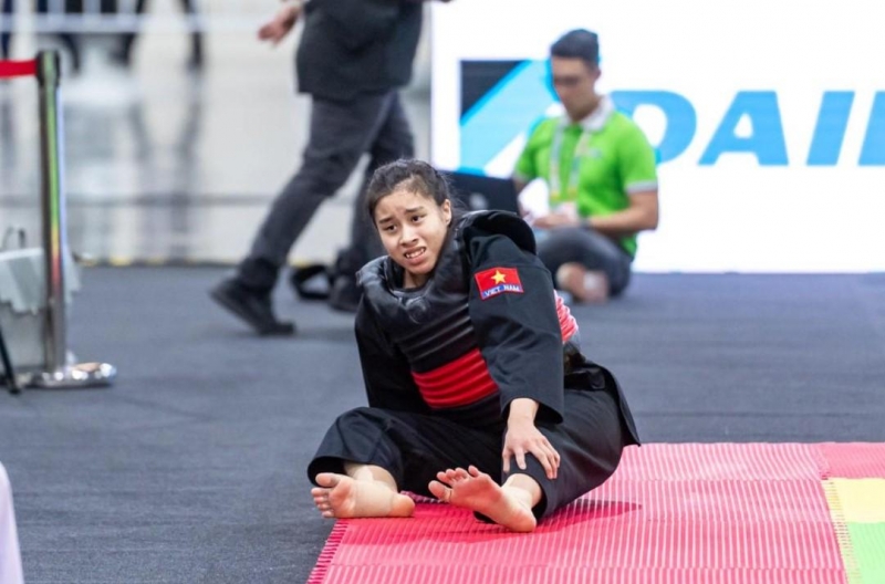Nén đau tới bật khóc, nữ võ sĩ Việt Nam tự nắn ngón chân bị gãy rồi giành HCB SEA Games