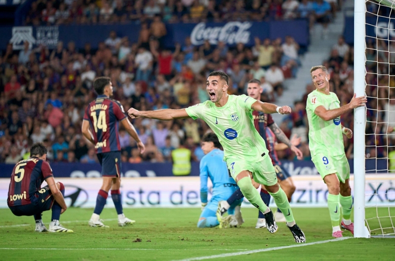 Barca ngược dòng thắng vất vả Levante