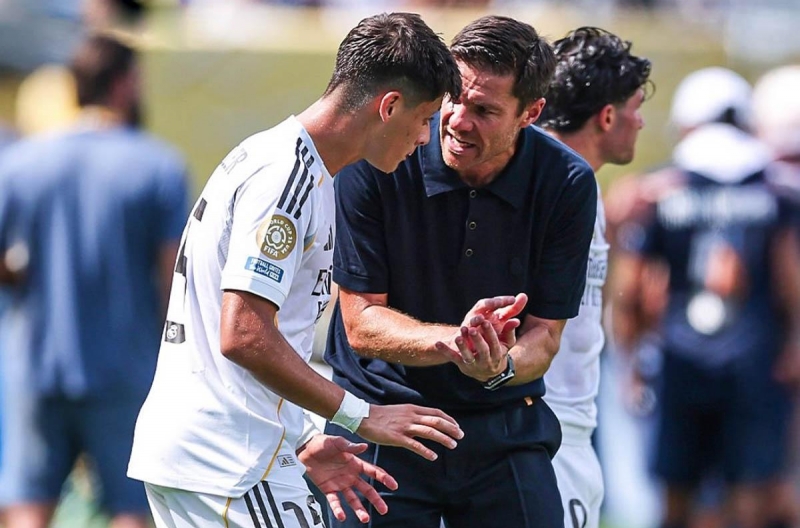 Xabi Alonso hoặc là mạnh tay, hoặc là làm 'con rối'