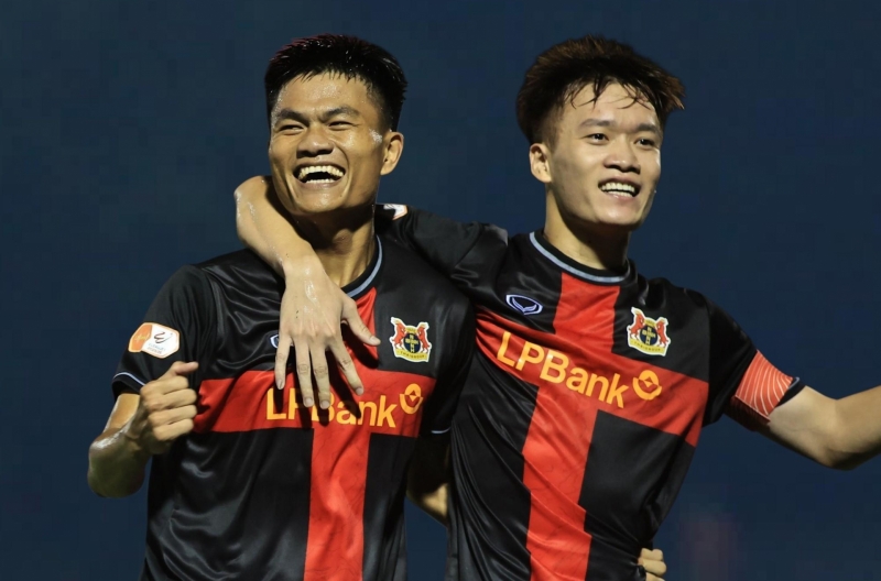 Hoàng Đức tỏa sáng, Ninh Bình tiếp tục dẫn đầu V-League