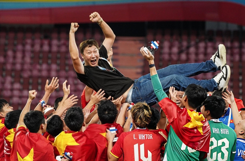 HLV Kim Sang Sik cùng Việt Nam làm điều chưa từng có trước Thái Lan