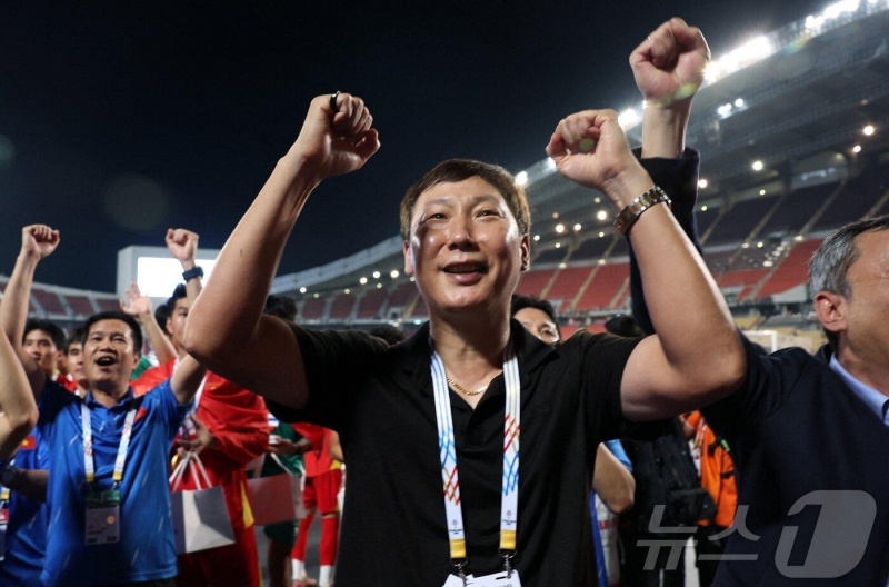 Báo Hàn Quốc dùng 2 từ ca ngợi HLV Kim Sang Sik sau khi giành HCV SEA Games