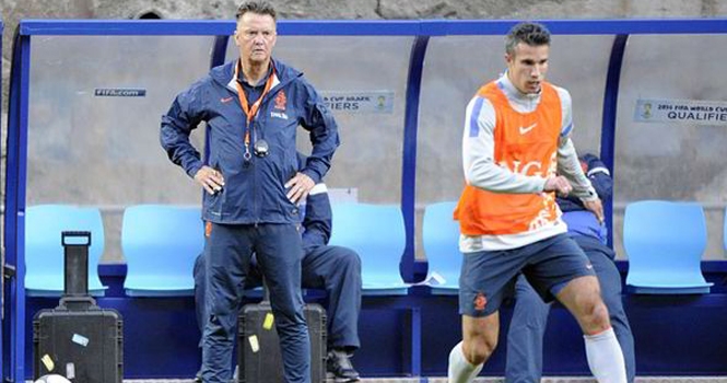 Van Gaal đứng ngồi không yên vì chấn thương của Persie