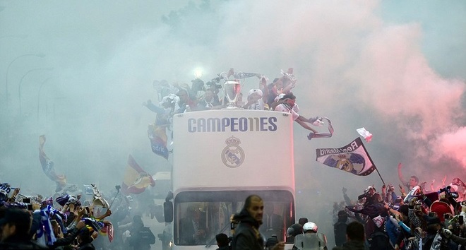 VIDEO: Real diễu hành ăn mừng chức vô địch trên đường phố Madrid