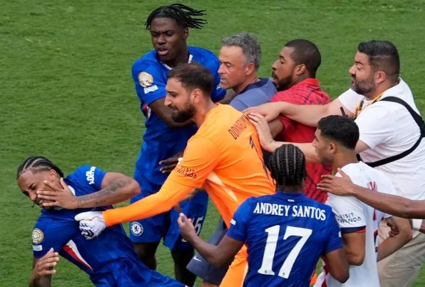 Đánh cầu thủ Chelsea, HLV Luis Enrique sắp nhận án phạt cực nặng