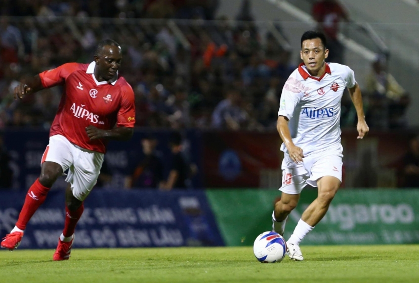 Trực tiếp Huyền thoại MU 0-0 Việt Nam All Stars: Nhập cuộc hứng khởi