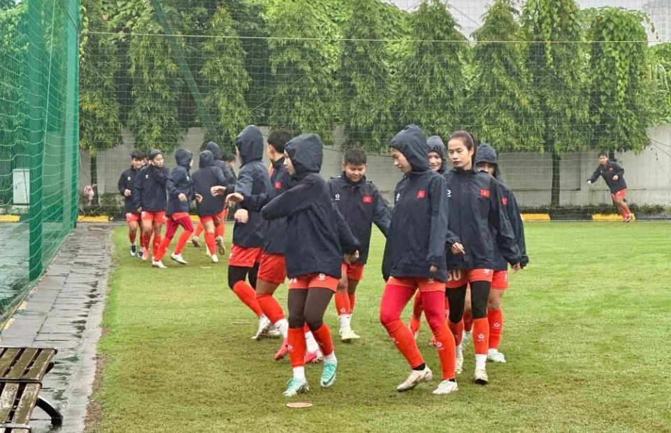 ĐT nữ Việt Nam đội mưa tập luyện cho SEA Games 33