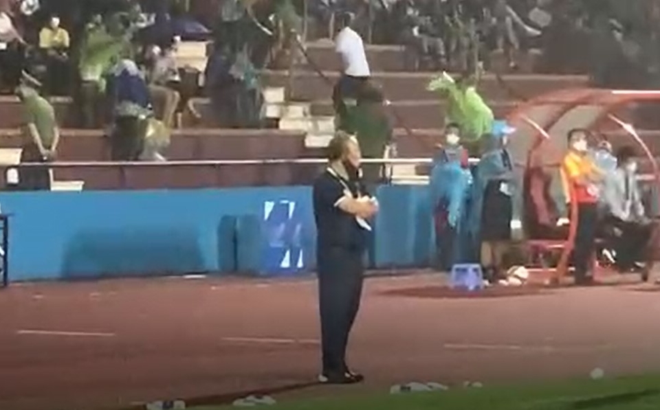 VIDEO: HLV Park Hang-seo dầm mưa, đăm chiêu nhìn các học trò đấu Đông Timor