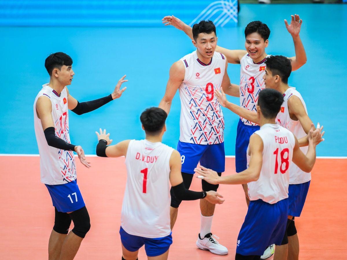 Thua trắng Thái Lan, bóng chuyền Việt Nam gặp 'núi cao' ở bán kết SEA Games 33