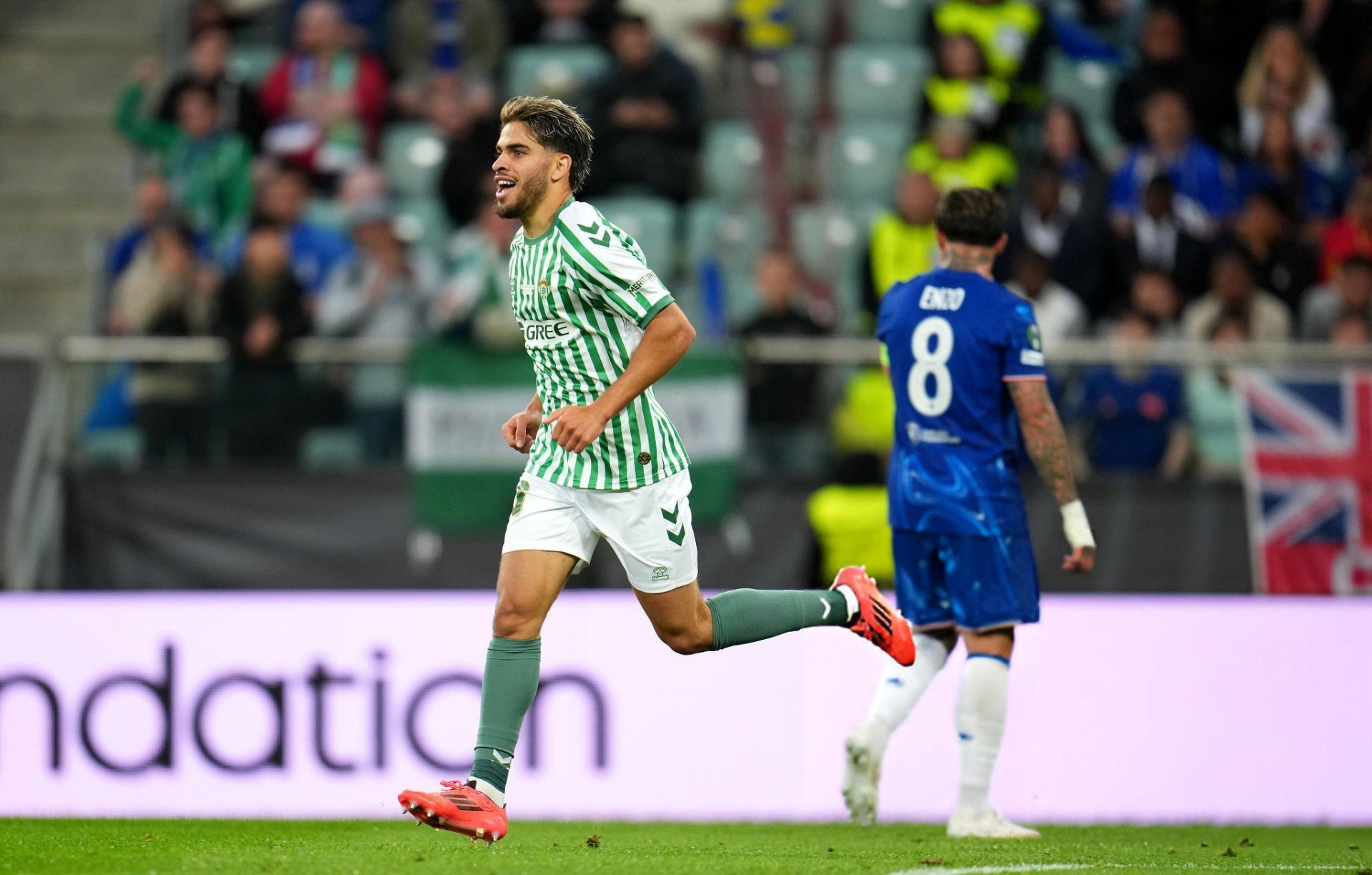 Ngược dòng trước Betis, Chelsea lên ngôi vô địch Conference League