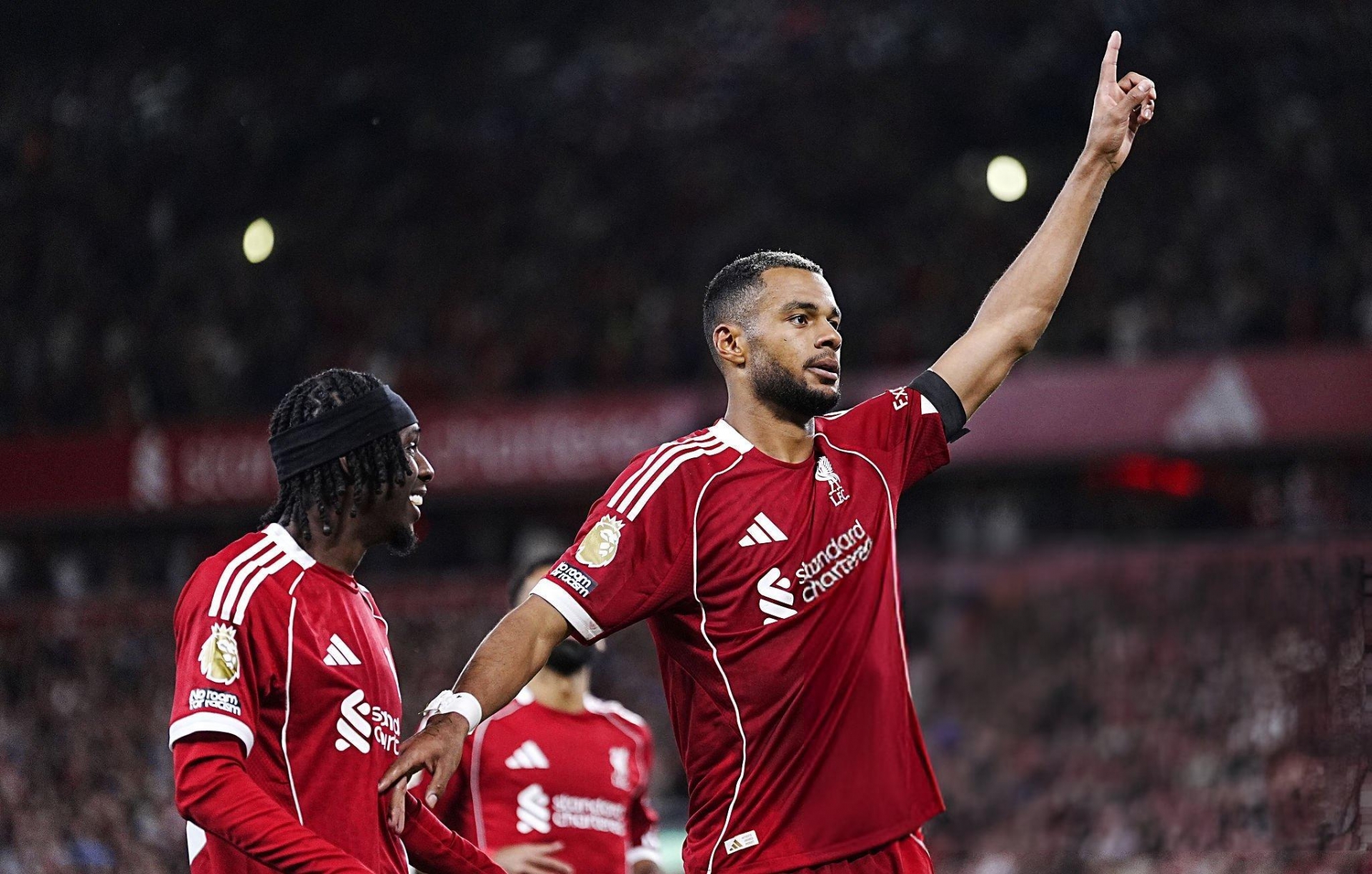 Liverpool thắng nghẹt thở trận mở màn Ngoại hạng Anh