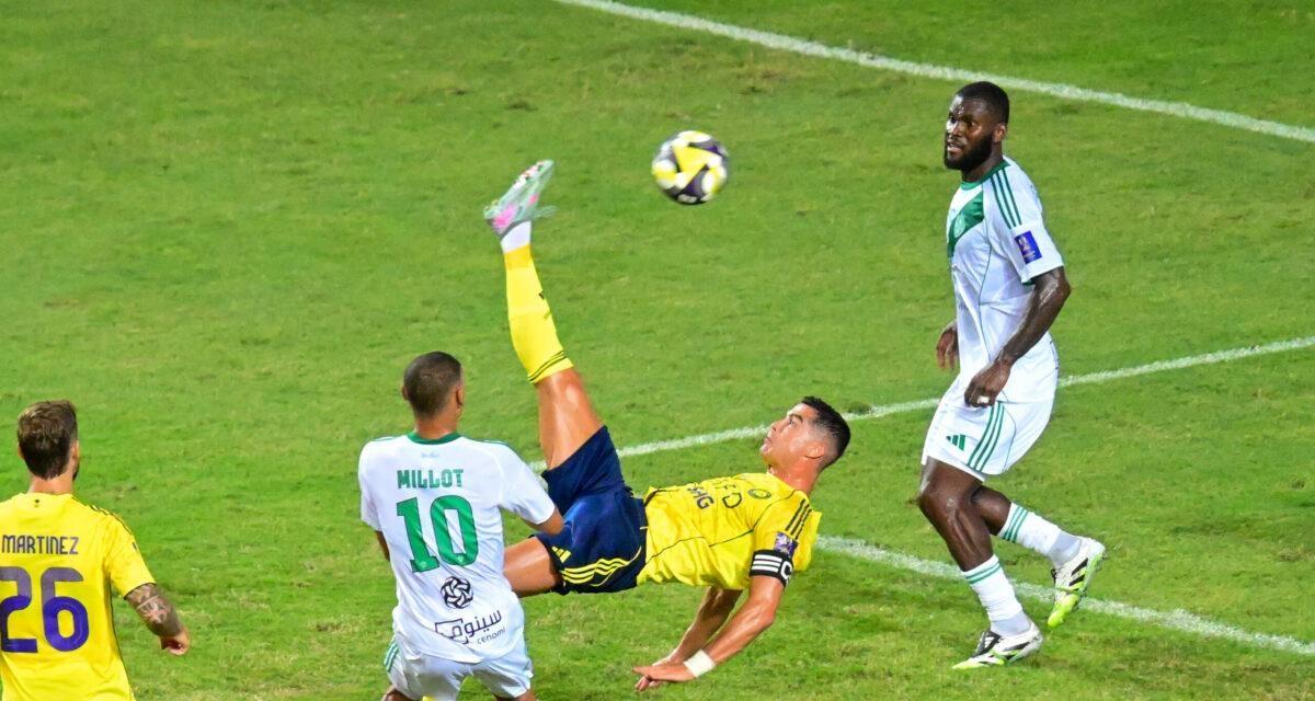 Ronaldo khiến CĐV Ả Rập cạn lời với siêu phẩm móc bóng