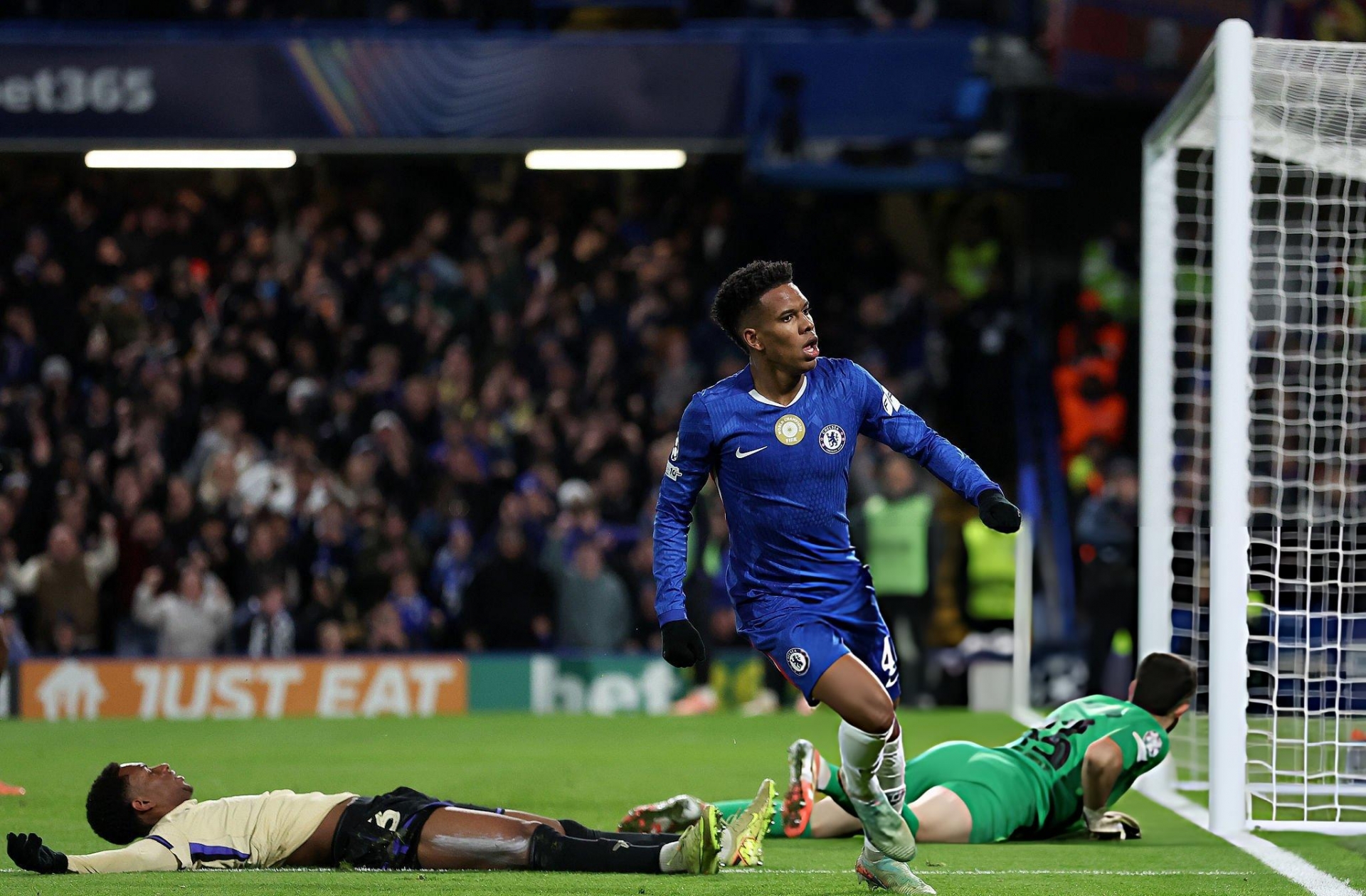 Hàng thủ báo hại, Barca bị Chelsea nghiền nát tại C1