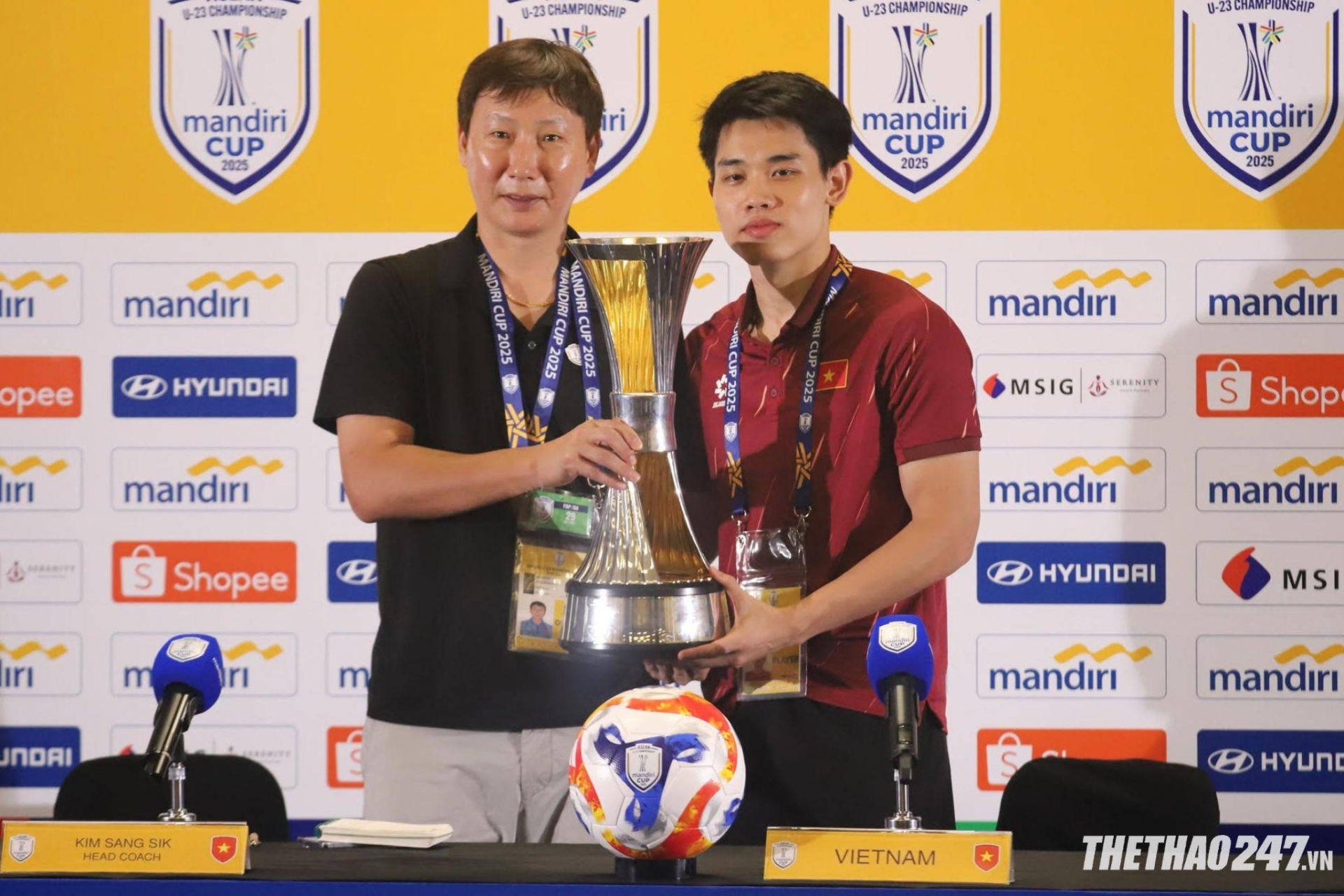 HLV Kim Sang Sik: 'Tôi không cố tình cản U23 Indonesia ném biên'