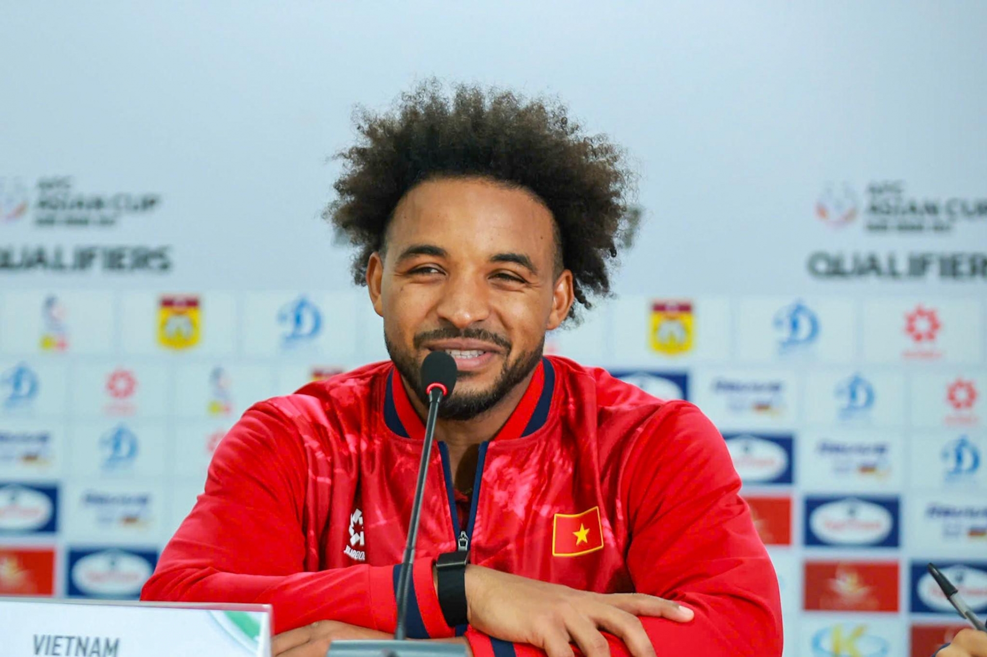 VIDEO: Xuân Son tiết lộ được Hoàng Đức, Quang Hải nhường penalty