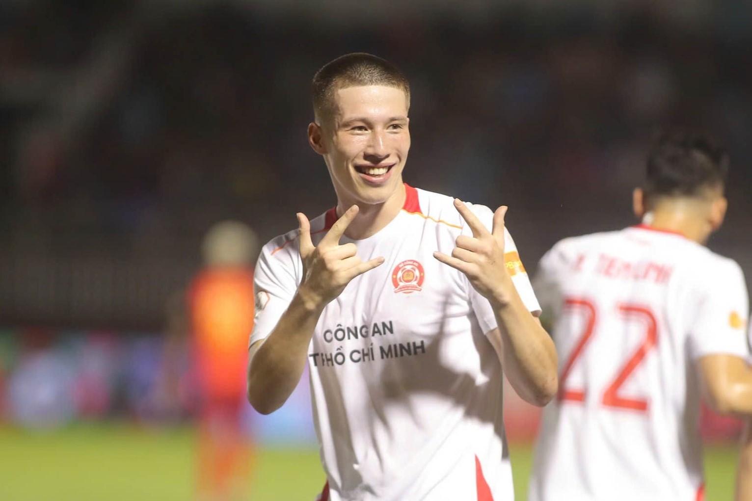 CHÍNH THỨC: Việt kiều Anh 1m90 đi vào lịch sử bóng đá Việt Nam