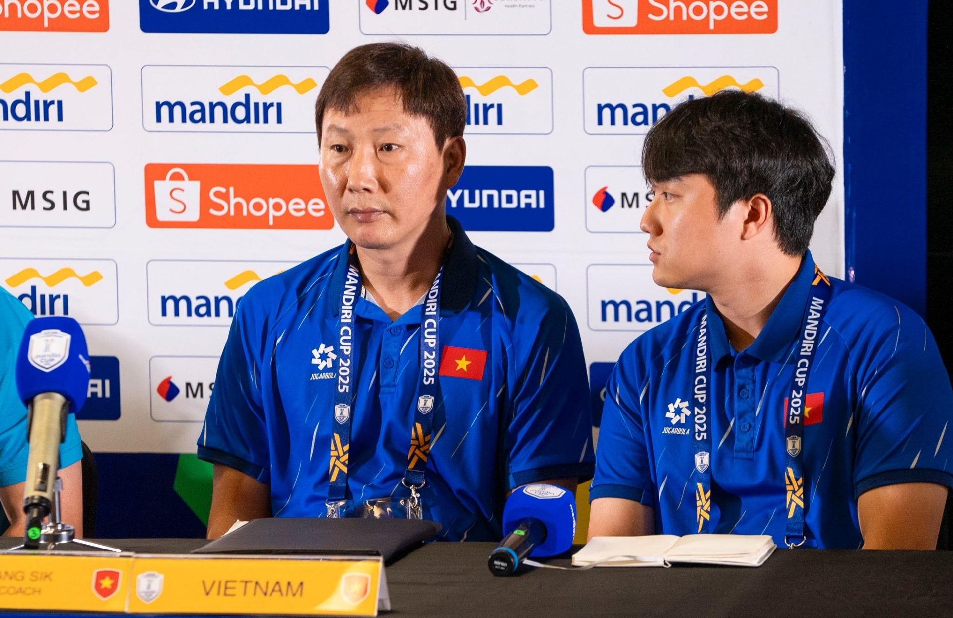 HLV Kim Sang Sik chỉ thẳng 2 đội đua vô địch với U23 Việt Nam