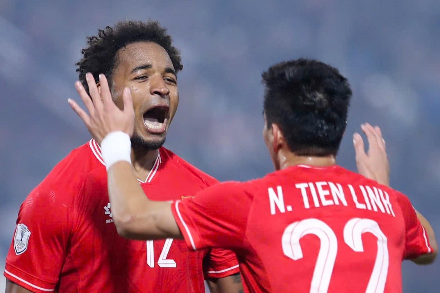 Chỉ sau 1 trận, Xuân Son lập tức ghi bàn bằng Tiến Linh