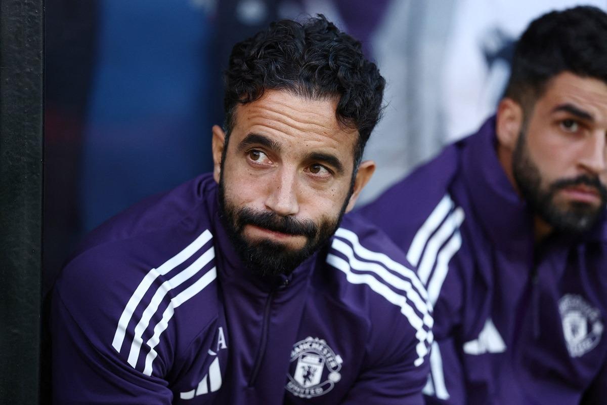 Amorim: 'MU không biết chơi thế nào trước đối thủ 10 người'