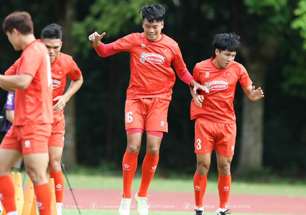 Trung vệ ĐT Việt Nam nói lời thật lòng về dàn sao nhập tịch Malaysia