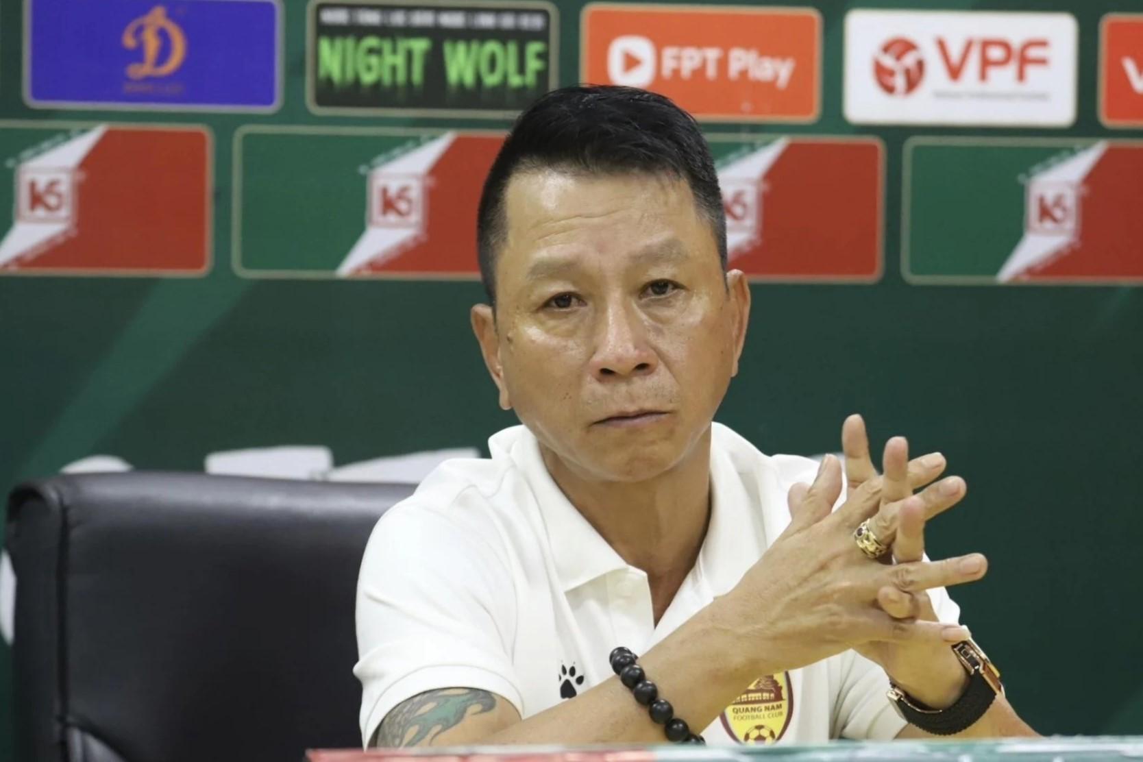 HLV Văn Sỹ Sơn chỉ thẳng đội xuống hạng ở V-League