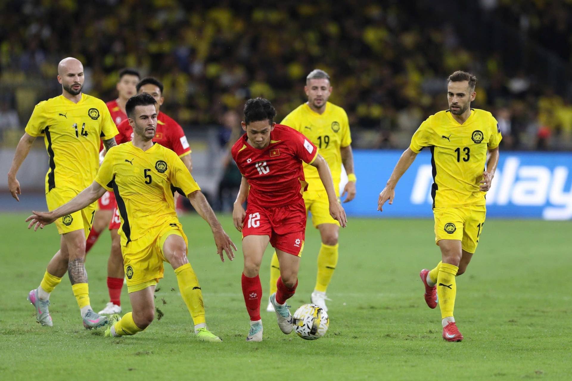 BXH FIFA mới nhất: ĐT Việt Nam tụt dốc, Malaysia tăng vọt