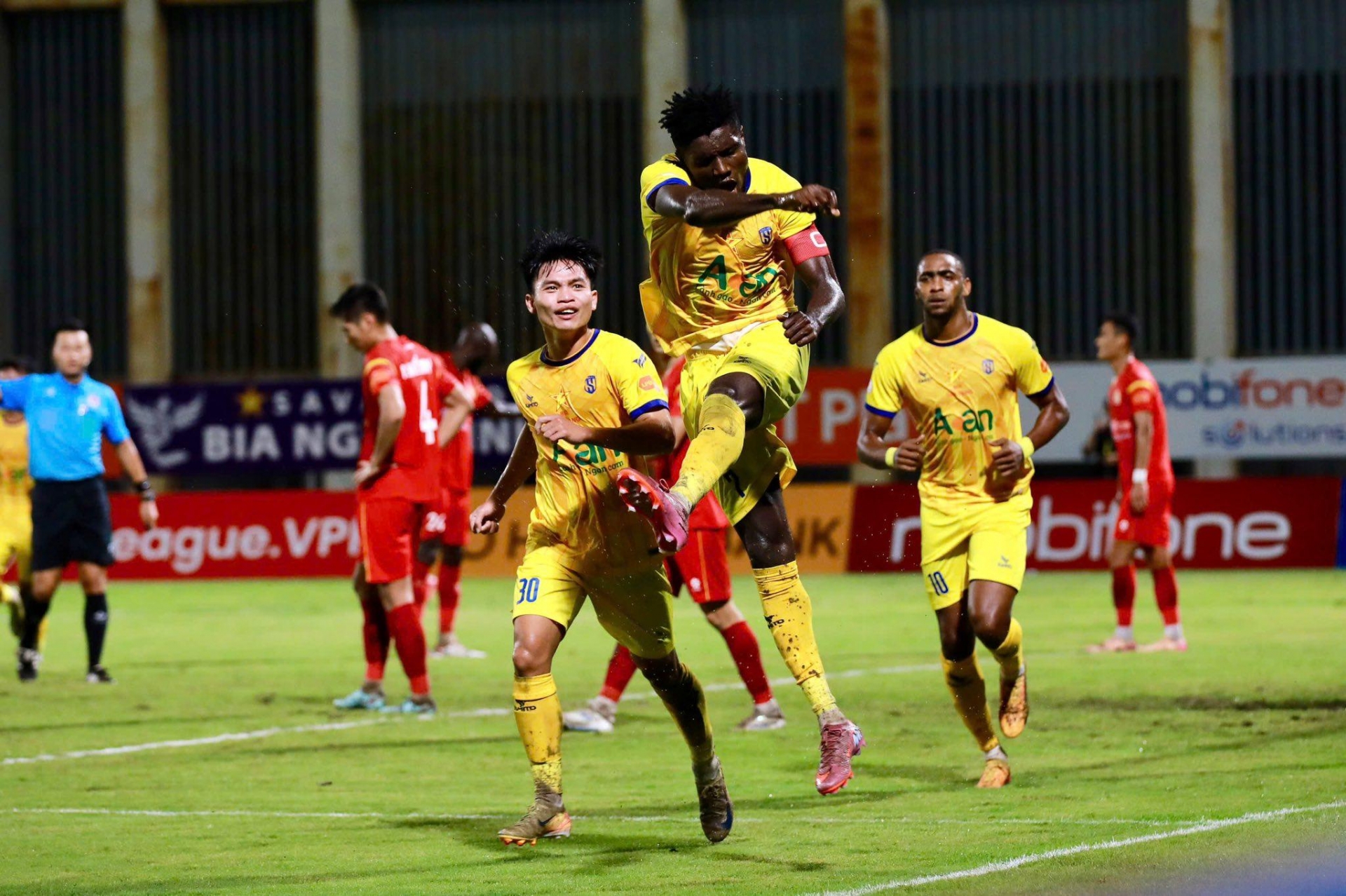 Trực tiếp SLNA 0-0 Hà Tĩnh: Nhập cuộc sôi động