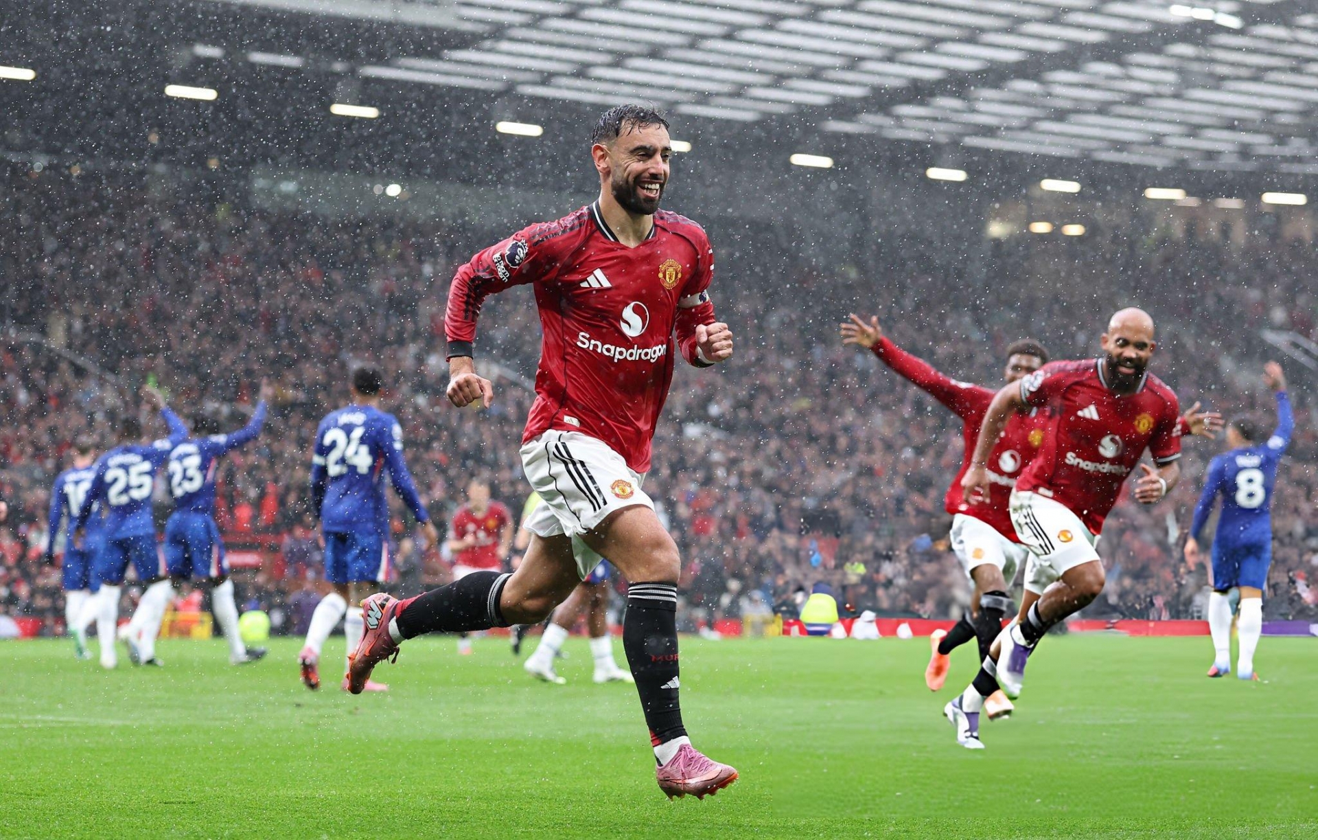 MU đánh bại Chelsea trong trận cầu có 2 thẻ đỏ