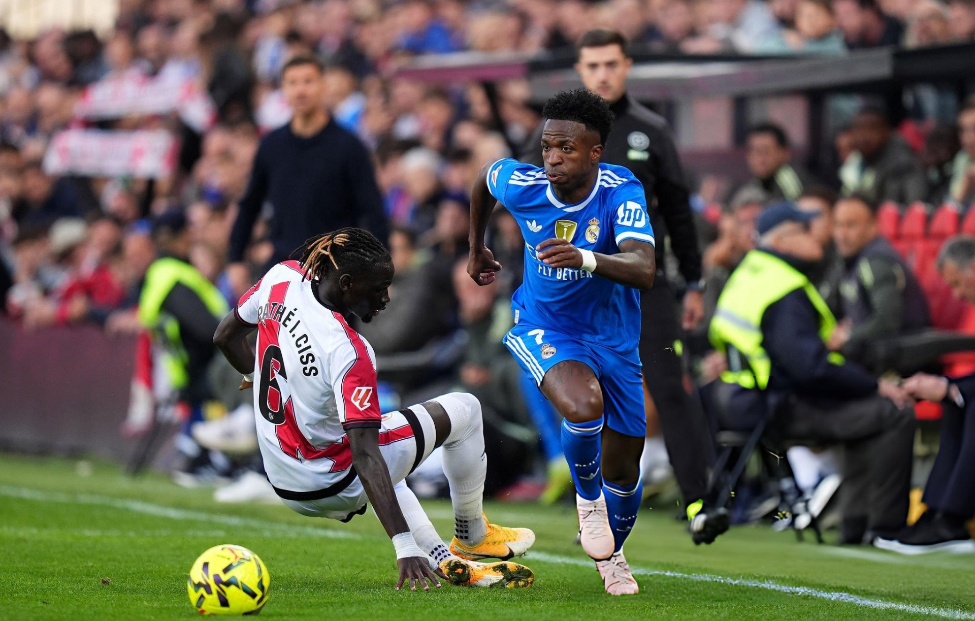 Trực tiếp Rayo Vallecano 0-0 Real Madrid: Khách ép sân
