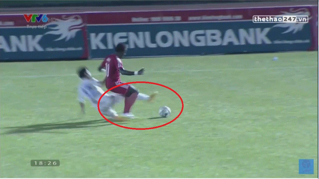 VIDEO: Dương Thanh Hào bật khóc sau pha vào bóng khiến Abass gãy chân