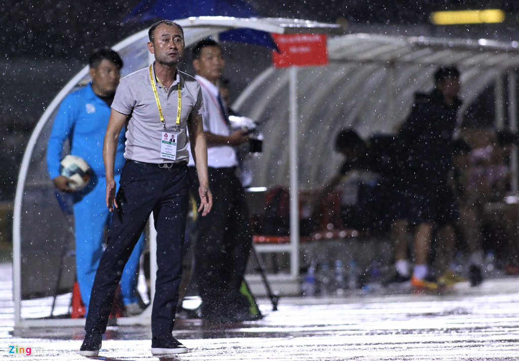 HLV Lee Tae Hoon đang gặp nhiều khó khăn tại HAGL. Ảnh: Zing HLV Lee Tae Hoon, hagl, V-League, Playoff
