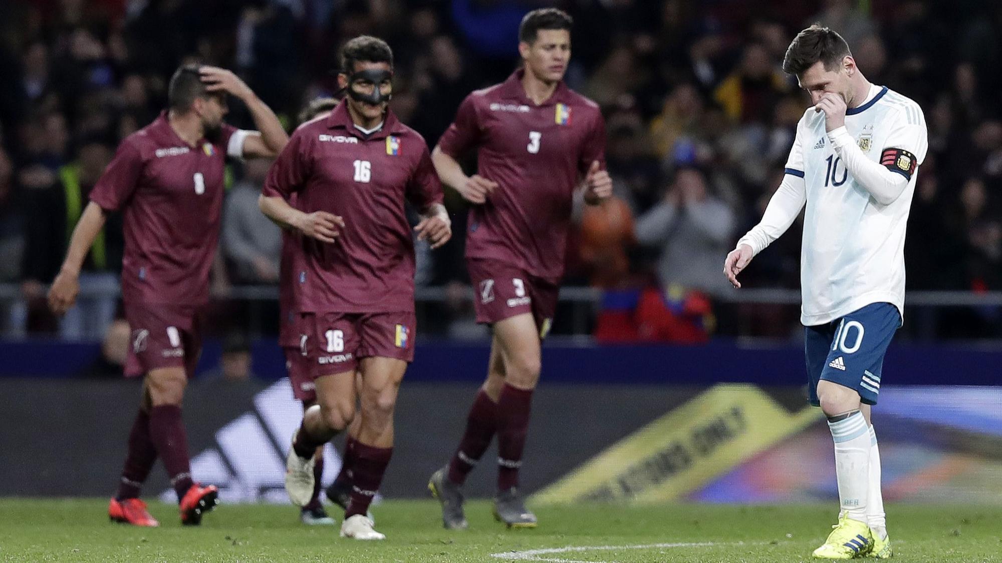 MAradona chí trích, Argentina 1-3 Venezuela, Argentina thua, Messi trở lại Argentina, Messi chấn thương
