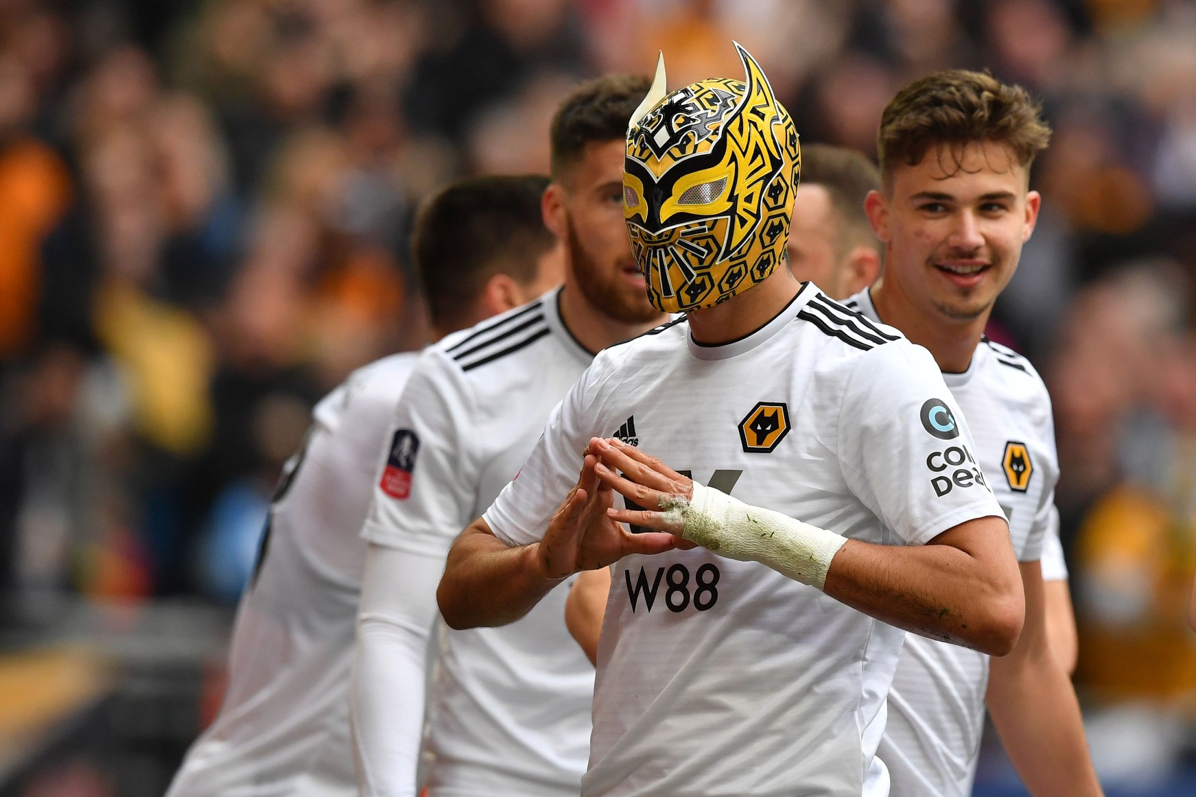 ăn mừng, video ăn mừng, raul jimenez, raul jimenez ăn mừng, wolves 2-3 watford, bán kết cúp fa, cúp fa, chung kết cúp fa