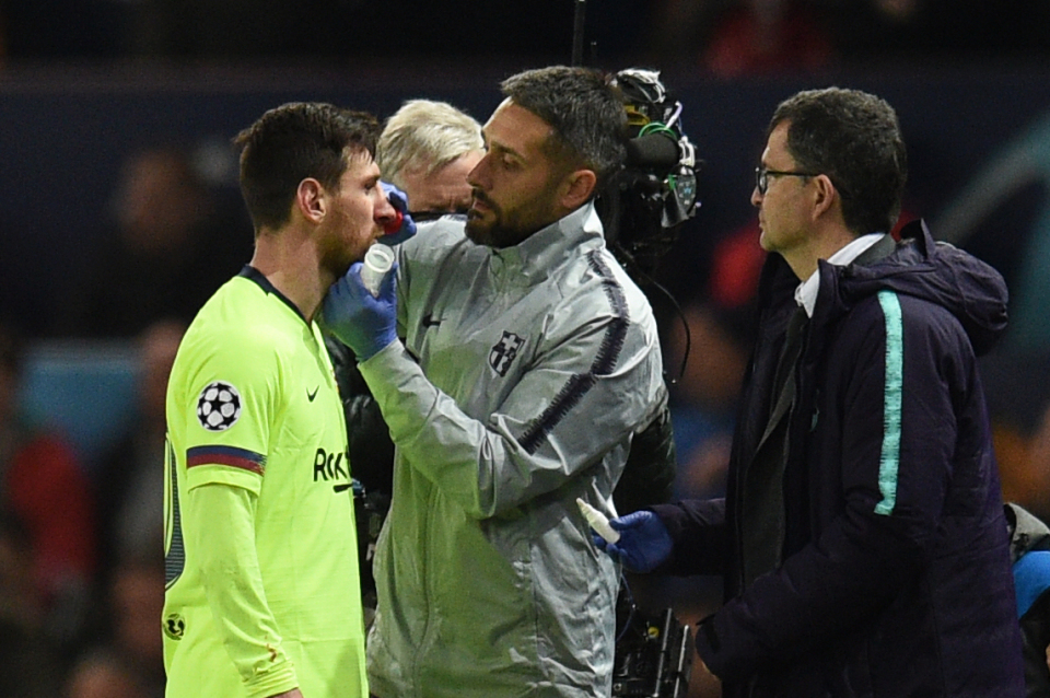 MU vs barca, MU 0-1 Barca, tứ kết c1, tứ kết champions league, smalling vs messi, messi chảy máu, smalling, messi