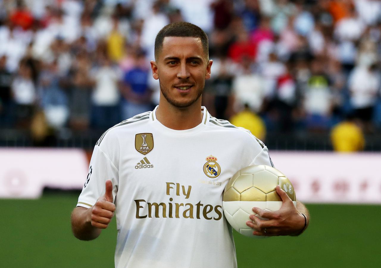 hazard, real madrid, hazard ra mắt real, chelsea, hazard hôn logo real, chuyển nhượng, bom tấn hè