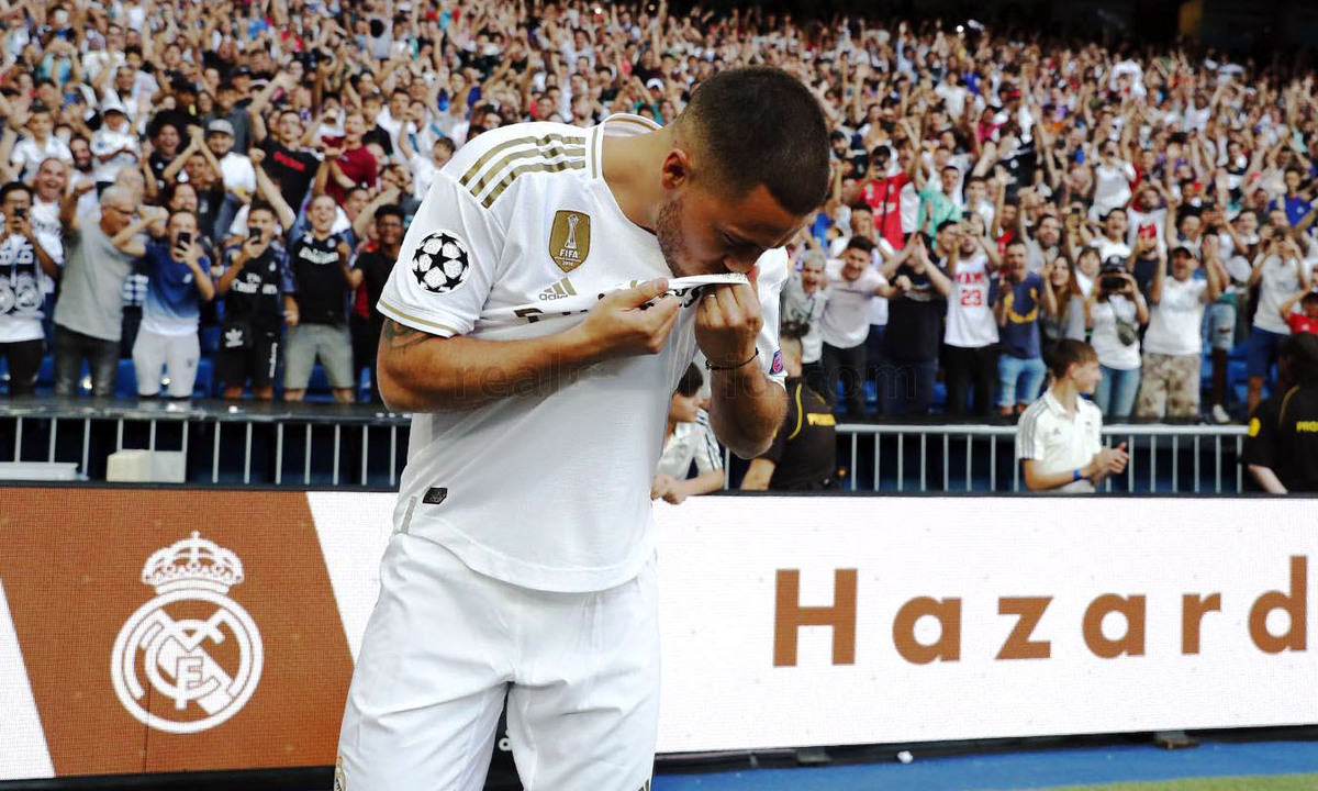 hazard, real madrid, hazard ra mắt real, chelsea, hazard hôn logo real, chuyển nhượng, bom tấn hè