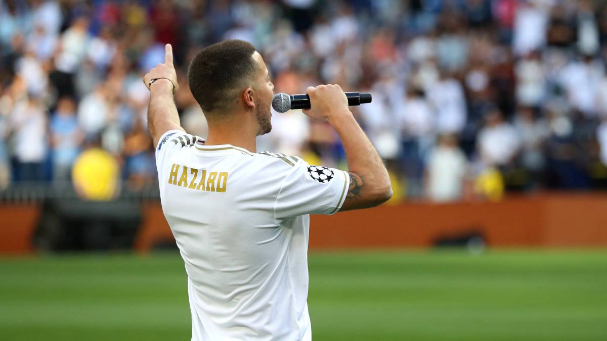 hazard, real madrid, hazard ra mắt real, chelsea, hazard hôn logo real, chuyển nhượng, bom tấn hè